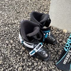 ジュニアスキーとブーツの画像