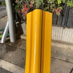 駐車場コーナーガード ガードパット 反射シート付コーナータイプ【長さ残91cm】の画像