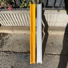 駐車場コーナーガード ガードパット 反射シート付コーナータイプ【長さ残91cm】の画像