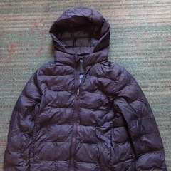 ユニクロのライトダウン、スポーツ系のジャンバー、2回ぐらいしか履いてないデニム、H&Mのジージャンの画像