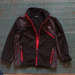 ユニクロのライトダウン、スポーツ系のジャンバー、2回ぐらいしか履いてないデニム、H&Mのジージャンの画像