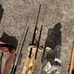 釣竿3組とパラソル、竿支えなどまとめての画像