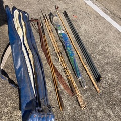釣竿3組とパラソル、竿支えなどまとめての画像