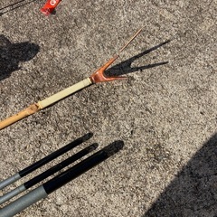 釣竿3組とパラソル、竿支えなどまとめての画像