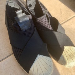 アディダススニーカーの画像