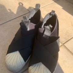 アディダススニーカーの画像