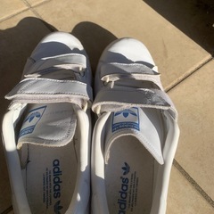 アディダススニーカーの画像