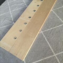 端材、木材、28cm×78cmほど、穴開きの画像