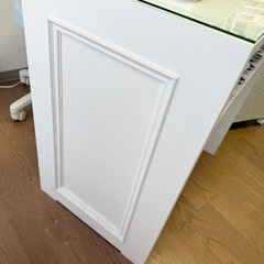 ガラス天板のネイルテーブル(白)の画像