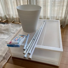 引越しの際出ました不用品　カフェカーテン4枚と遮光カフェカーテン1枚　ゴミ箱突っ張り棒色々他無印収納ケースの画像