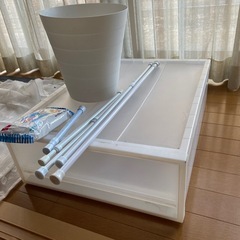 引越しの際出ました不用品　カフェカーテン4枚と遮光カフェカーテン1枚　ゴミ箱突っ張り棒色々他無印収納ケースの画像