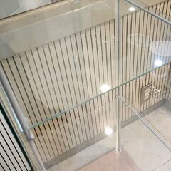 ガラス製ディスプレイ棚／高さ164cm・棚板ガラス／照明取付穴あり・美品の画像