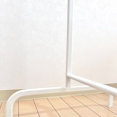 ホワイト ハンガーラック／シンプル・軽量・組立済みの画像