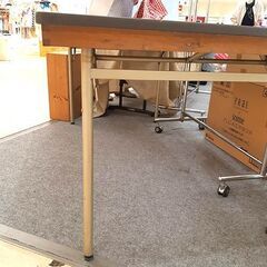 ホテルの宴会場仕様の折りたたみテーブル　とても頑丈なつくりの画像