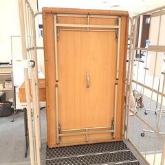 ホテルの宴会場仕様の折りたたみテーブル　とても頑丈なつくりの画像