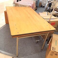 ホテルの宴会場仕様の折りたたみテーブル　とても頑丈なつくりの画像