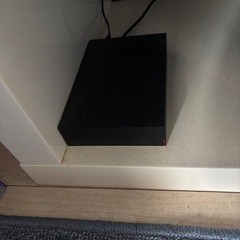 テレビ、テレビ台、外付けHDDの3点セット
の画像