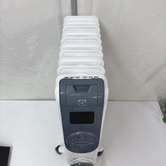 I638 🌈 Electrolux オイルヒーター COMFORTHEAT 700 ホワイトネイビー 8～10畳用 ⭐ 動作確認済 ⭐ クリーニング済の画像