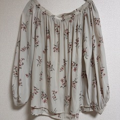 ドロシーズ　花柄オフショルダーブラウスの画像