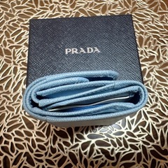 美品✨プラダ メタルロゴ セレステ サフィアーノ 三つ折り財布 RFIDの画像