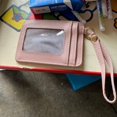 淡いピンクのパスケースの画像
