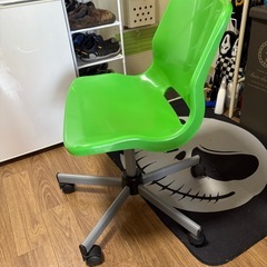 IKEAの椅子  回転椅子 鮮やかなグリーンの画像