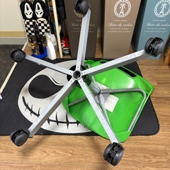 IKEAの椅子  回転椅子 鮮やかなグリーンの画像