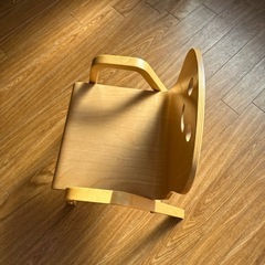 子ども用木製椅子の画像