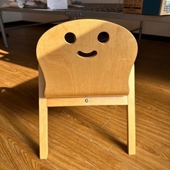 子ども用木製椅子の画像