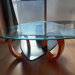 ガラス製ローテーブルの画像