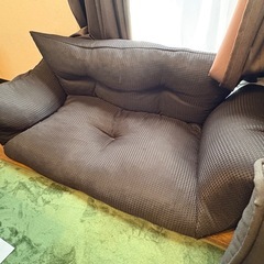 黒ソファ(床置きソファの画像