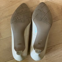 Unity ベージュパンプス6cmヒールの画像