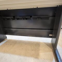 業務用ワークテーブル／配線ダクト付き／しっかりした作業台の画像