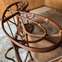 ラタン製のオープンデザインバウンサー、手編み仕上げでブラウンカラー。 の画像