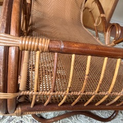 ラタン製のオープンデザインバウンサー、手編み仕上げでブラウンカラー。 の画像