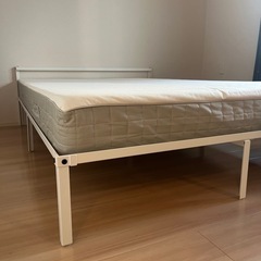 ダブルサイズベッドフレーム&スプリングマットレスの画像
