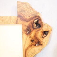 LEGNATEC(レグナテック) 藏工房製の壁掛けミラーです。希少な赤楠の濃淡の美しい杢目部を贅沢に使用した無垢材ウォールミラー。玄関でお出迎えのアクセント、リビングで壁面を飾るアートとしても♪の画像