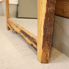 LEGNATEC(レグナテック) 藏工房製の壁掛けミラーです。希少な赤楠の濃淡の美しい杢目部を贅沢に使用した無垢材ウォールミラー。玄関でお出迎えのアクセント、リビングで壁面を飾るアートとしても♪の画像