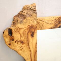 LEGNATEC(レグナテック) 藏工房製の壁掛けミラーです。希少な赤楠の濃淡の美しい杢目部を贅沢に使用した無垢材ウォールミラー。玄関でお出迎えのアクセント、リビングで壁面を飾るアートとしても♪の画像