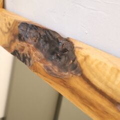 LEGNATEC(レグナテック) 藏工房製の壁掛けミラーです。希少な赤楠の濃淡の美しい杢目部を贅沢に使用した無垢材ウォールミラー。玄関でお出迎えのアクセント、リビングで壁面を飾るアートとしても♪の画像