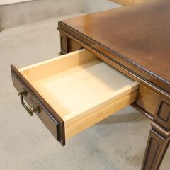 人気のmaruni(マルニ)地中海ROYAL(ロイヤル)シリーズのサイドテーブルです！アンティーク調のクラシカルなデザインでエレガントさと高級感が漂います☆便利な引出し付です♪の画像