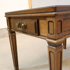 人気のmaruni(マルニ)地中海ROYAL(ロイヤル)シリーズのサイドテーブルです！アンティーク調のクラシカルなデザインでエレガントさと高級感が漂います☆便利な引出し付です♪の画像