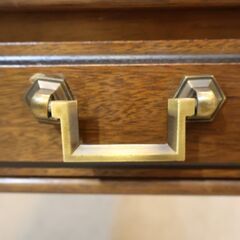 人気のmaruni(マルニ)地中海ROYAL(ロイヤル)シリーズのサイドテーブルです！アンティーク調のクラシカルなデザインでエレガントさと高級感が漂います☆便利な引出し付です♪の画像