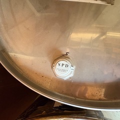 残り１本　
ステンレス製のドラム缶の画像