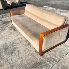 定型文には返信しません　3人掛けソファの画像