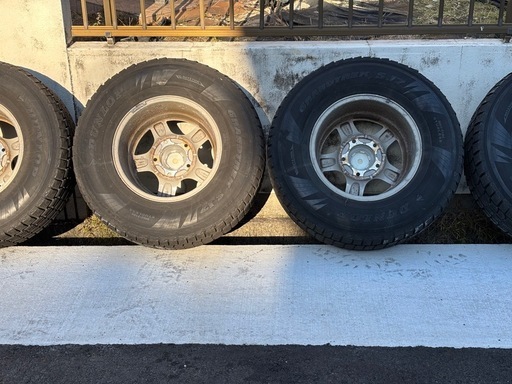 取引中　激安出品！名古屋発　ランクル100  MUDRAKERアルミ　ダンロップスタッドレスタイヤ275/70R16  4本セット　引