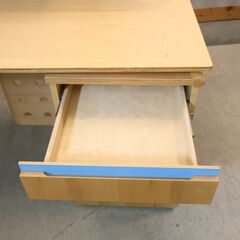 ACTUS(アクタス)で取り扱われていたvario(ヴァリオ) メープル材 デスクセット/ブックスタンド付きです。シンプルなデザインとナチュラルな雰囲気は学習机としてはもちろんリビングや書斎などにも♪の画像