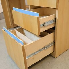 ACTUS(アクタス)で取り扱われていたvario(ヴァリオ) メープル材 デスクセット/ブックスタンド付きです。シンプルなデザインとナチュラルな雰囲気は学習机としてはもちろんリビングや書斎などにも♪の画像