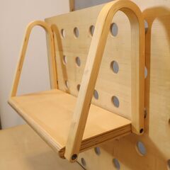 ACTUS(アクタス)で取り扱われていたvario(ヴァリオ) メープル材 デスクセット/ブックスタンド付きです。シンプルなデザインとナチュラルな雰囲気は学習机としてはもちろんリビングや書斎などにも♪の画像