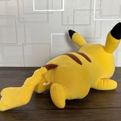 《美品》ピカチュウぬいぐるみ（長さ約25cm）の画像